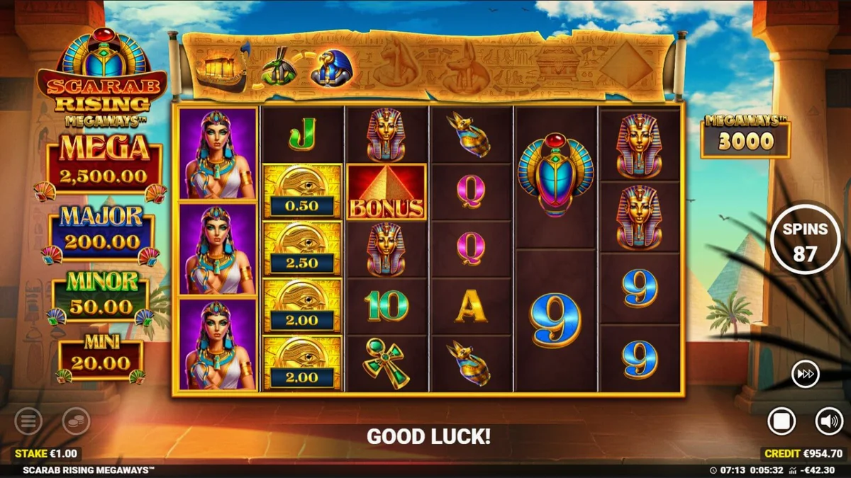 Tampilan layar utama slot Scarab Rising Megaways dengan gulungan Mesir kuno dan simbol scarab emas.